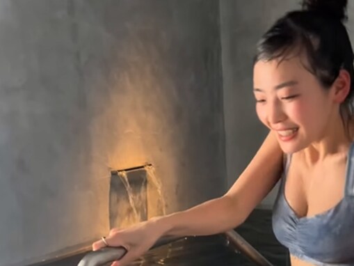 「やっぱ大きい」サバンナ高橋の妻・清水みさと、美ボディあらわな水風呂ショット！ 「めっちゃ気持ちよさそう」