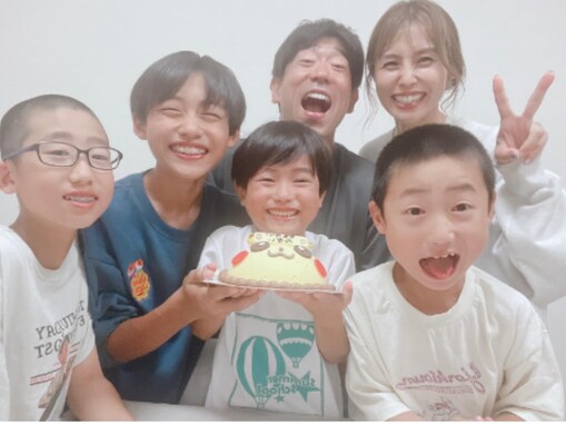 原口あきまさ、美人妻＆息子4人の顔出しバースデーショット！ 「ほんと心あたたまる」「こちらも幸せ」