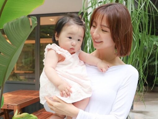 篠田麻里子、「yokayo育ち」の赤ちゃんを抱く姿を披露！ 「ムチムチ&プニプニ感がたまらない」