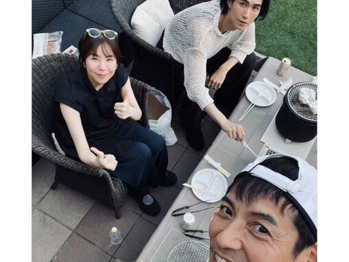 沢村一樹、イケメン息子＆美女めいっ子とのプライベートショット！ 「かっこいい」「素敵なお三人で」