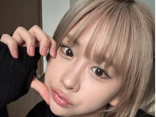 フォロワー200万人超え人気TikToker、無加工ショットに大反響！ 「無加工のが好き」「どっちも可愛い」