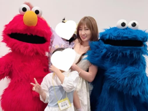 「素敵」熊田曜子、娘2人＆セサミストリートとの集合ショットを公開！ 「お子ちゃまめっちゃ可愛い」