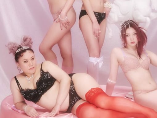 バービー、美女たちと胸元あらわなランジェリー姿を披露！ 黒い下着×赤いニーハイソックスで色気ダダ漏れ