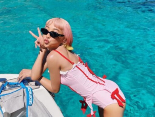 青山テルマ、水着姿で太ももがギリギリまであらわに！ 「可愛すぎて反則」「水着めちゃ似合う」