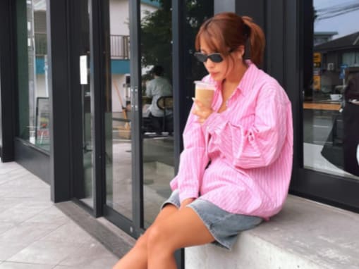 橋本梨菜、上からアングルで谷間あらわ＆超ミニ丈パンツから美脚披露！ 「セクシー」「おしゃれ」