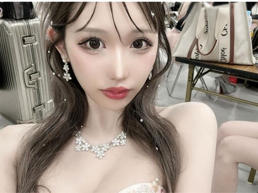 伊藤桃々、ドレスから大きな谷間の“峰不二子ちゃんバディ”あらわに！ 「セクシーで色っぽい」「は？可愛い」