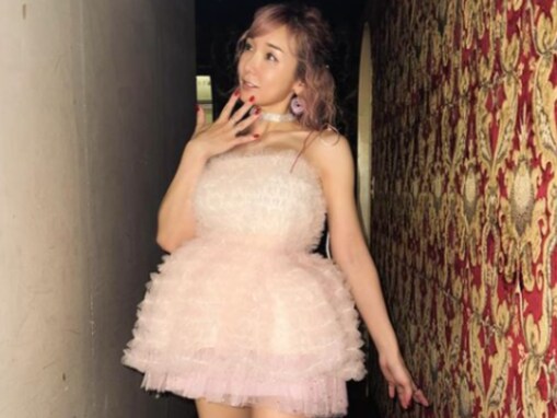 加護亜依、絶対領域あらわな超ミニ丈ドレス姿に称賛の声！ 「かわちぃー」「ピンク似合う」