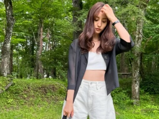 「際どい」堀田茜、おなか丸出しコーデでウエストあらわ！ 「ヘソカワイイ」「スタイル良すぎる」の声