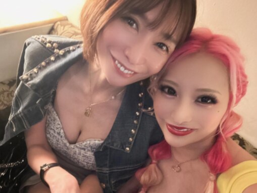 加藤紗里、美女と谷間あらわなツーショット！ 「サリちゃんのおっぱい桁違い」「お二人さん顔が小さい」