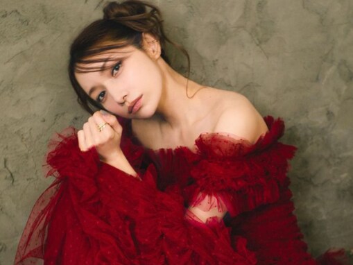 後藤真希、美デコルテ際立つ肩出し妖艶ショット公開！ 「てか年々美しさが増してるのがすごい」「美女」