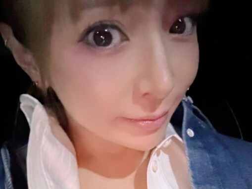 浜崎あゆみ、谷間ちら見え“リア充”なプライベートショット！ 「最高の週末」「ますます若くなって」