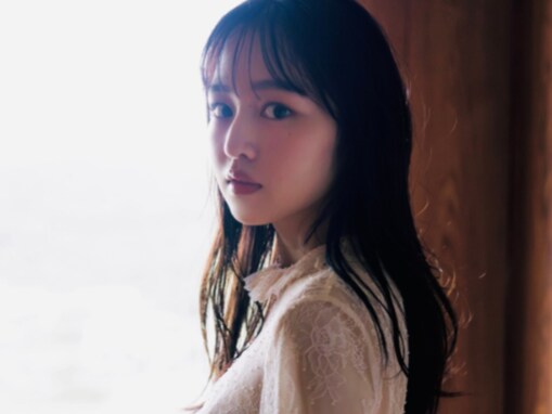 鎮目のどか、透け透け衣装から美肌＆ランジェリーあらわに！ バストライン際立つスタイル抜群の姿