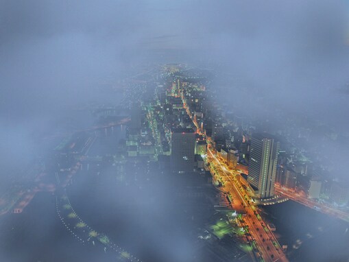 横浜ランドマークタワーの展望フロアで美しい「幻のドリンク」を飲むなら、梅雨時期の今