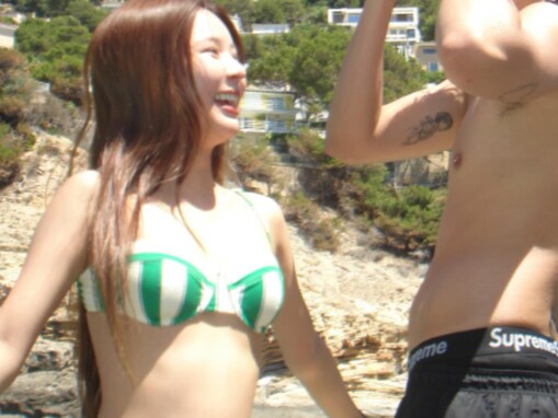 ミチ、美ボディあらわな水着ショットに反響！ 「とてつもなく可愛い」「写真が全部おしゃれすぎる」