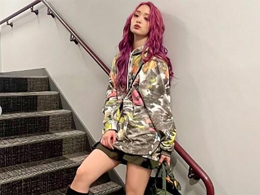 ロングヘアで激変の剛力彩芽、超ミニスカで美脚あらわなレアショット！ 「脚長い！」「彩芽ギャル」