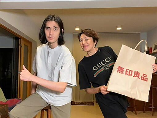 「パパに顔も声もそっくり」RIKACO、高身長イケメン長男とのツーショット公開！ 「カッコ良すぎる」