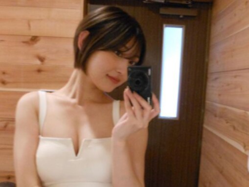 元欅坂46・志田愛佳、美谷間＆美脚あらわな水着ショット！ 超大胆＆スタイル抜群の近影写真を披露