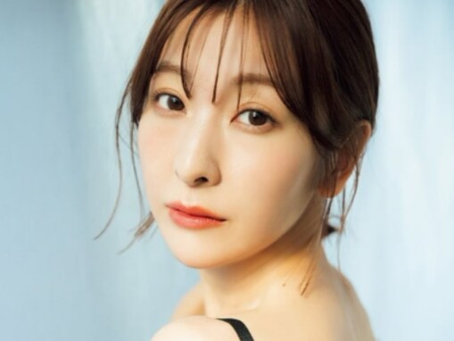 「過去最大露出」板野友美の実妹、横乳あらわ＆背中丸出しで「姉顔負けの美ボディ」を大胆披露！