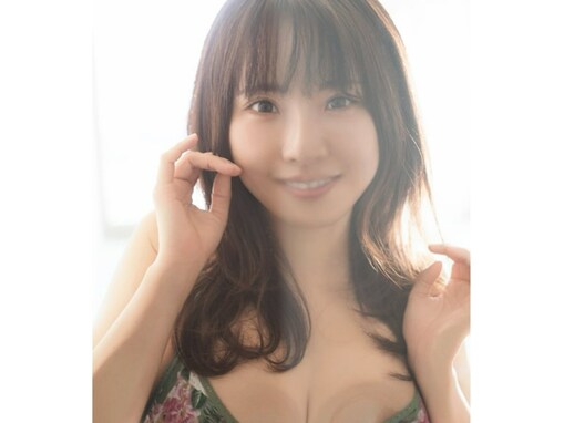 「Iカップ美巨乳」“IQ130超え”グラビアアイドル、胸を押し付ける下着ショット！ 「天が二物を与えた」