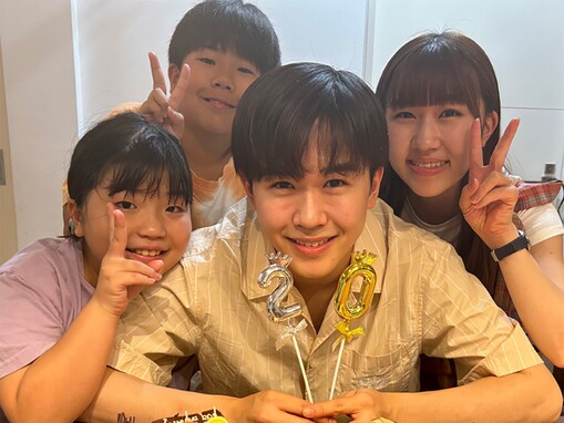 「みんな顔そっくり」鈴木福の実妹、兄の20歳の誕生日をきょうだいで祝福！ 「こんなに兄弟いたの」