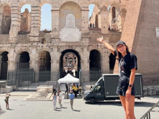 池江璃花子、イタリアでのオフショットに「脚長っ」と驚きの声が続出！ 「コロッセオが小さく見える」