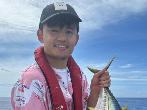 「沖縄弾丸釣り旅行」久保建英、レアなひげ姿で菅原由勢と釣りを満喫！ ワイルドな姿に大反響