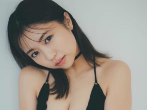 「色気増々」大原優乃、胸元ざっくり衣装で谷間あらわ！ 「大人の色気たっぷり」「セクシー過ぎる」