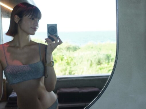 島袋聖南、圧巻ボディあらわなビキニ姿で息子とツーショット！ 「スタイルが綺麗」「息子さんワイルド！」