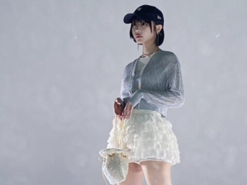 あの、超絶美脚あらわなミニ丈コーデ！ いつもと雰囲気の違うショットに「カッコ良すぎ」「色っぺぇ」