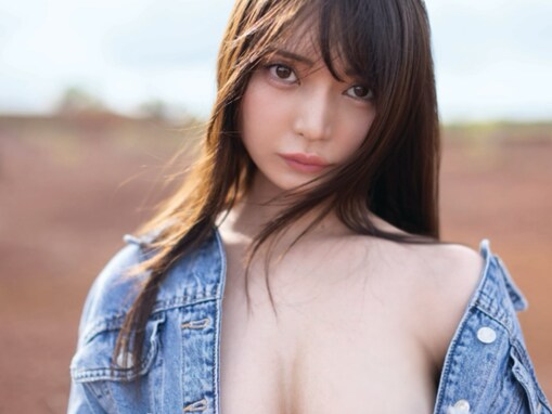 似鳥沙也加、ノーブラ!? 裸に見える姿を披露！ 「キリッとした表情も良き」「雰囲気がかっこいい」