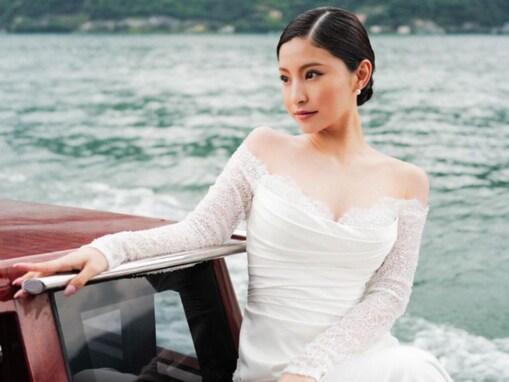 堂安律の美人妻、圧巻スタイル際立つウエディングドレス姿を披露！ 「フェイスラインが綺麗すぎる」