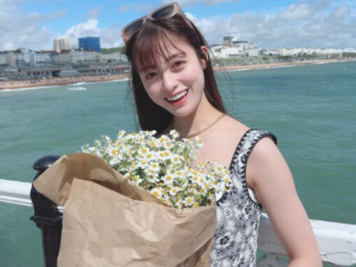 橋本環奈、ロンドンでの“オシャレガール”ショット！ 「かわいすぎいいいいいいい」「輝きが凄い」