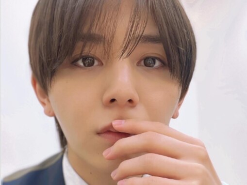 「イケメンすぎて罪」山田涼介、教師ショットに絶賛の嵐！ 「ビジュ進化していってない!?」「天才的」