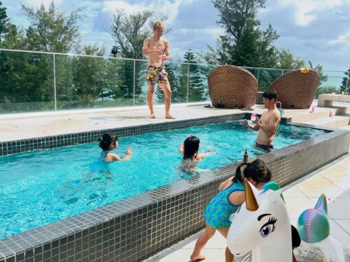 大迫勇也の美人妻、夫のムキムキ水着姿を披露！ 海外移籍の酒井宏樹に「ちょっぴりさみしい」の声も