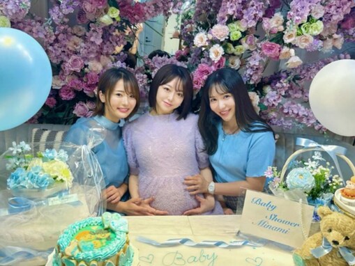 「エモエモ」峯岸みなみ、AKB48の同期メンバーとベビーシャワーショットを披露！ 「出産頑張って」