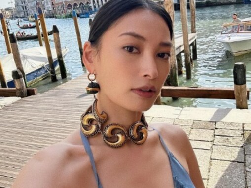 大政絢、ヴェネツィアでのオフショットで美谷間あらわ！ 胸元ざっくり衣装姿に「綺麗すぎる」の声