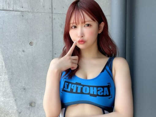 「この下がヤバいんよね」うんぱい、谷間チラ見え“レースクイーン風の衣装”姿を披露！ 「セクシー」