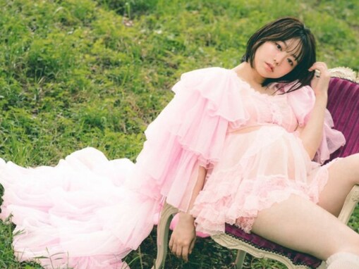 「妊婦とは思えない」峯岸みなみ、太ももあらわな過激!? マタニティフォトが話題！ 「神秘的な美しさ」」