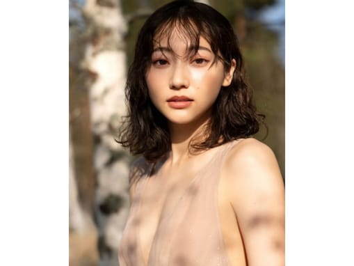 武田玲奈、胸元ざっくりな大胆ドレスショット公開！ デビュー10周年写真集発売で「あなたは美しい」の声