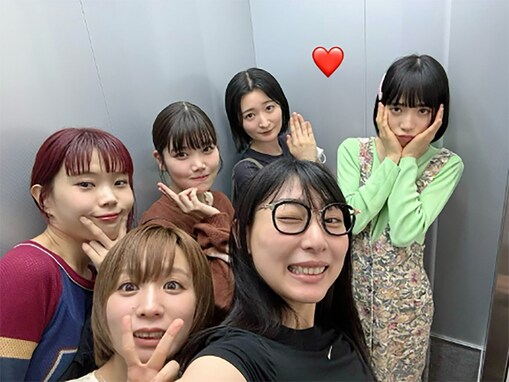 「尊い」アユニ・D、元BiSHメンバー全員の集合写真公開でファン歓喜！ 「6人いる安心感すごい」