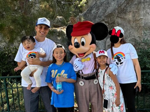 「素敵なダディ」ユージ、アメリカでの家族ディズニーショットを披露！ 「幸せだね」「ナイスな家族」
