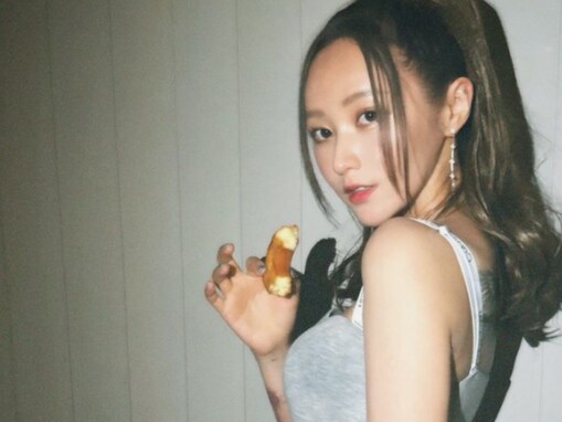 「スタイル抜群すぎ」てんちむ、タトゥーちら見せ＆谷間あらわな姿にファンもん絶！ 「可愛すぎない？」