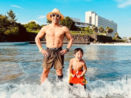 魔裟斗、息子との“肉体がヤバい”ショット公開！ 「現役復帰出来そう」「その体維持できるんすごい」