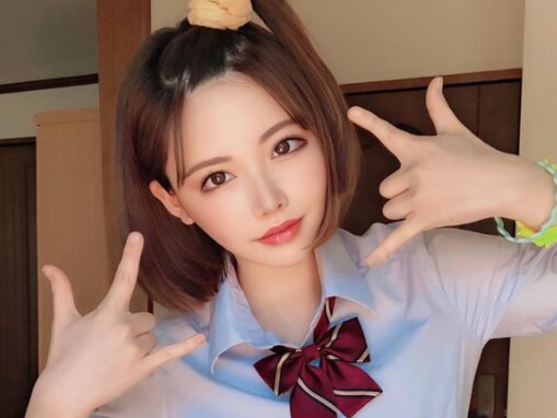 「ただただ可愛い」深田えいみ、3年前の制服ギャルショットを投稿しファン歓喜！ 「見惚れてしまいそう」
