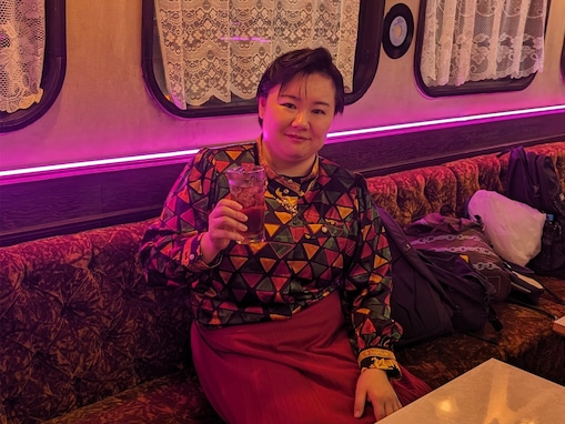 「だ、だれ？女優さん？」やす子、スナックのママ風ショットに反響！ 「昭和の銀座7丁目のママじゃん」