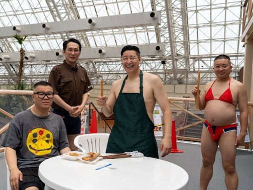 チョコプラ、セクシーすぎるビキニ＆“裸にエプロン”姿を公開！ 「どういう状況？」「1番右の破壊力よ」