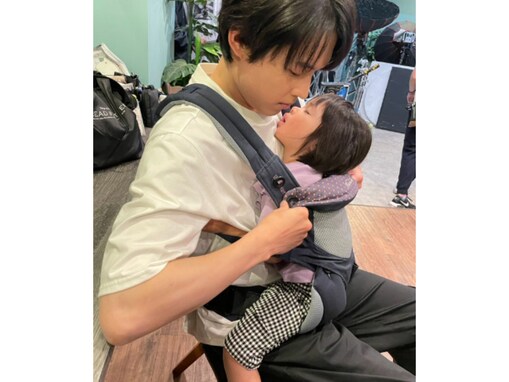 「癒しでしかない」松村北斗、娘を抱く“父親姿”にファン歓喜！ 「ホントの親子やないかい」