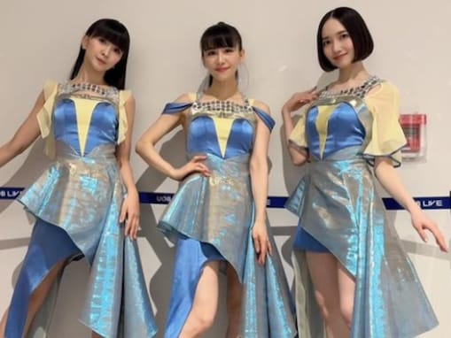 「この衣装ズルイて」Perfume、圧巻の美脚ショットを公開しファン歓喜！ 「最高ですね」「可愛いすぎ」