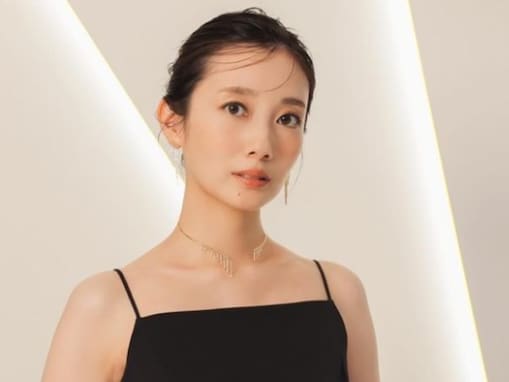 「透明感凄すぎ」波瑠、美しいドレスショットに絶賛の声！ 「息を呑む美しさ」「美しすぎて心臓爆発」