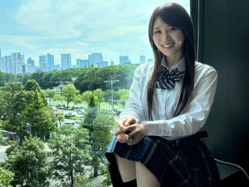 「まだまだ現役JK」30歳の元乃木坂46メンバー、美脚チラ見えな制服姿を公開！ 「違和感なさすぎ」